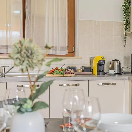 Hygge Family - One Step Away From The Lake!!! Сирмионе